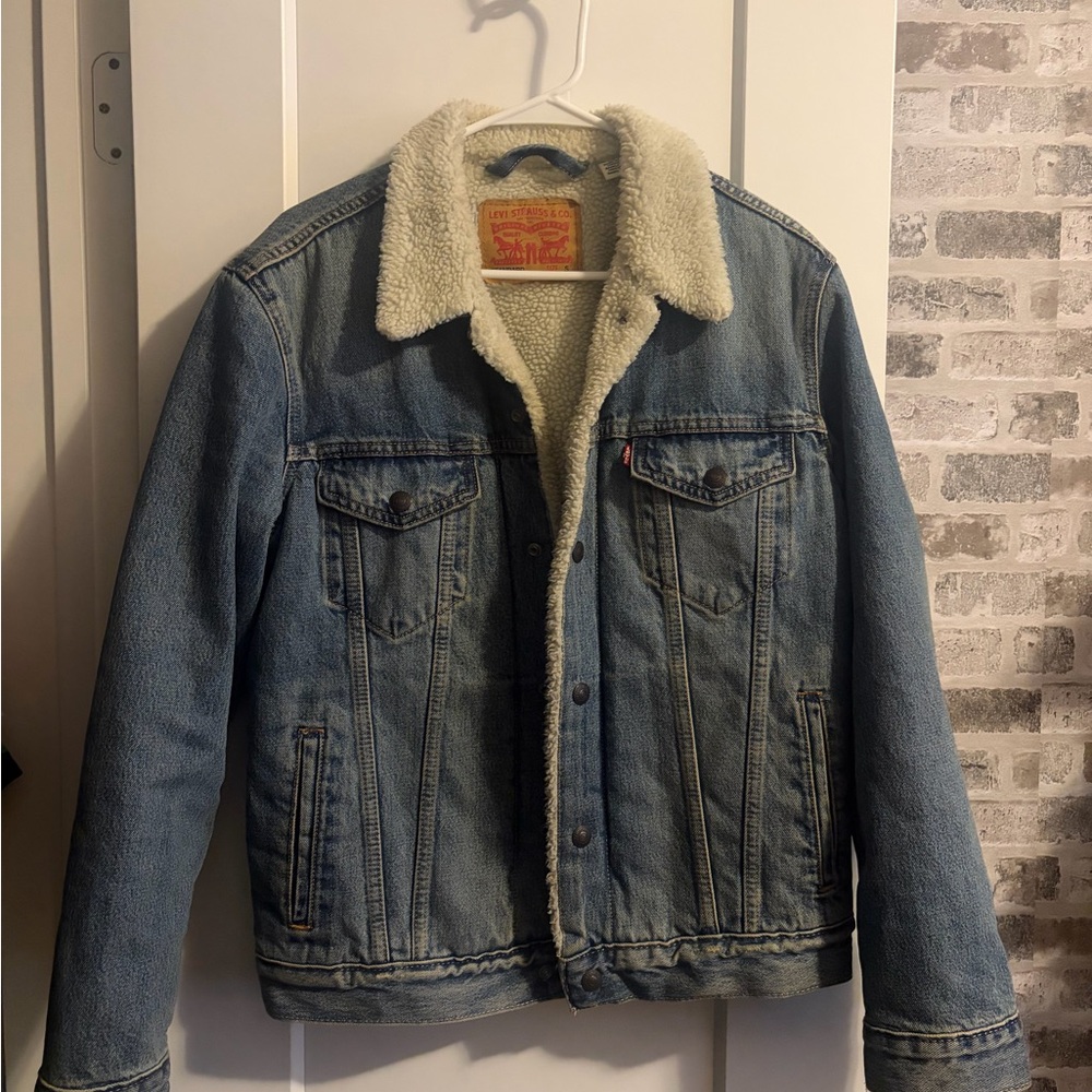 Levi's Men's Light Blue Denim Jacket with Cream Sherpa Collar